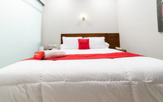 RedDoorz Plus @ Jalan Adam Malik Medan – Guest Rooms – Medan