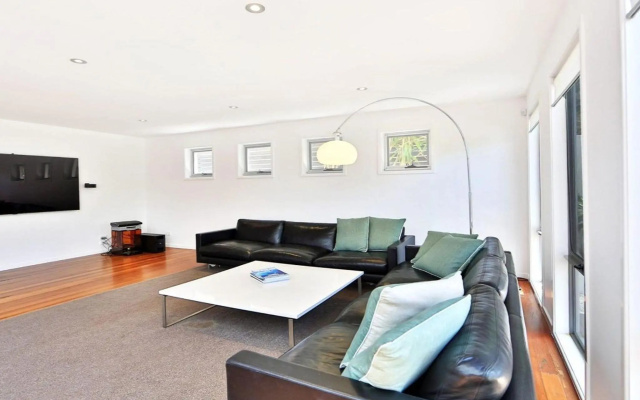 Palm Oasis - family friendly accommodation just a short walk to werri beach – Guest Rooms – Gerroa