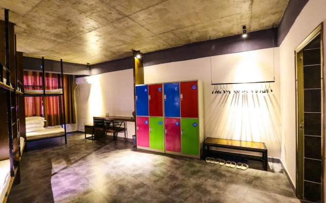 Comma Travel International Youth Hotel