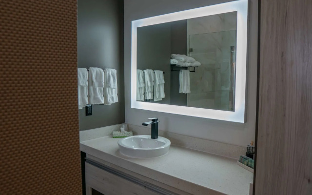 Comfeeni Inn and Suites