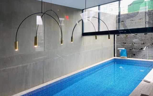 w Modern Loft in Unique Building