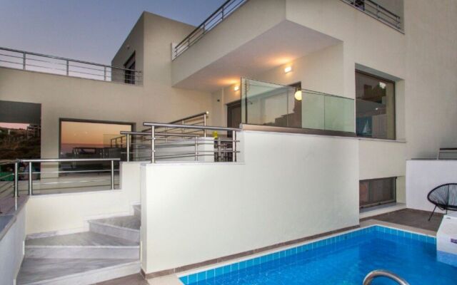Luxurious Rikas Villa