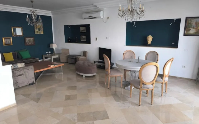 Stylish villa avec parking et piscine
