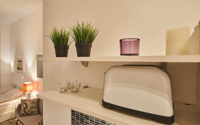 Super Central Studio Apartment - With Balcony