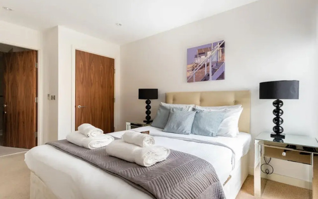Platinum Apartments Next to Victoria Station 9981