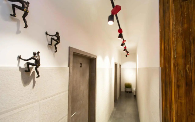 Premium Rooms by Hi5 - Style at the Comedy Theater