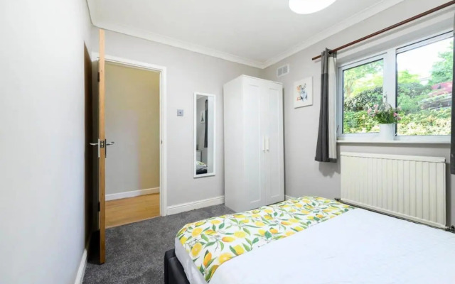 One bedroom central Slough with parking