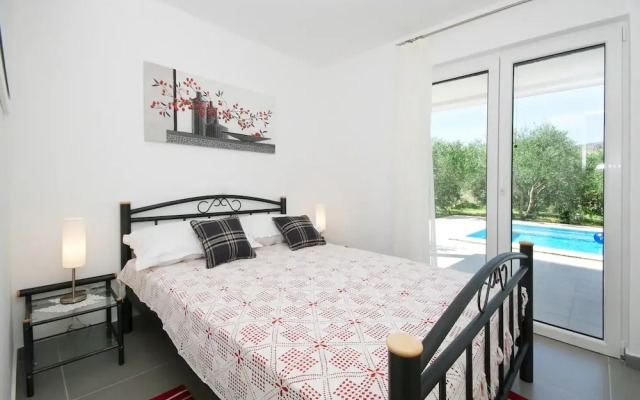 Viki - With Heated Pool - H
