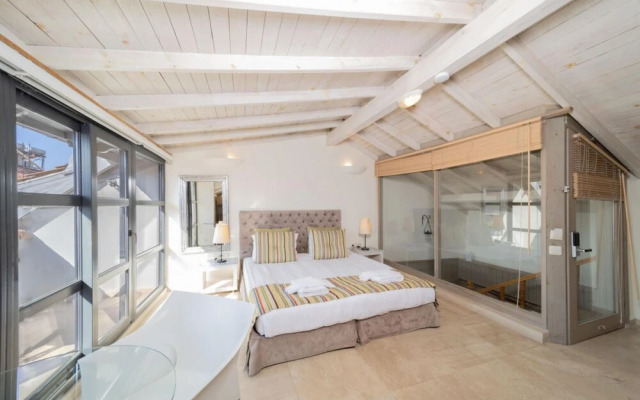 Glamorous Hotel Room Near Hadrian s Gate