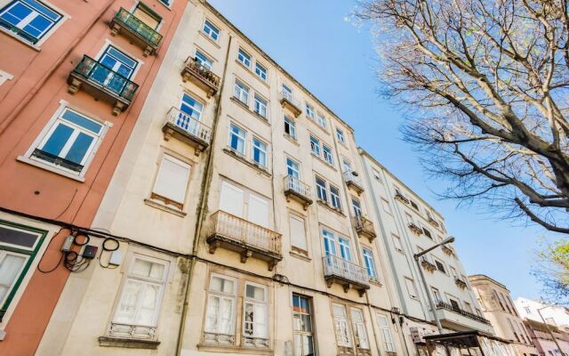 Bright & Beautiful Top Floor Graça Flat