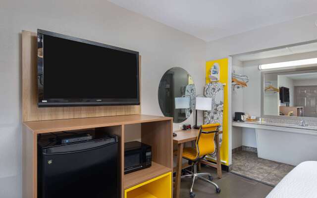 Days Inn by Wyndham Holladay