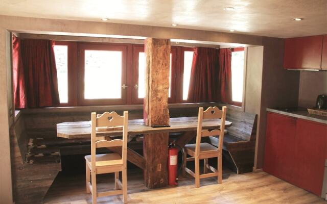 Cosy, 2-bedroom Chalet With Mountain Views Minutes From the Slopes!