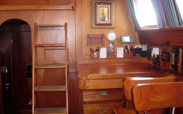 Nuit sur un voilier au Bono