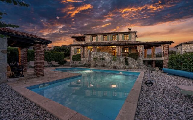 Vila Amyra With Pool