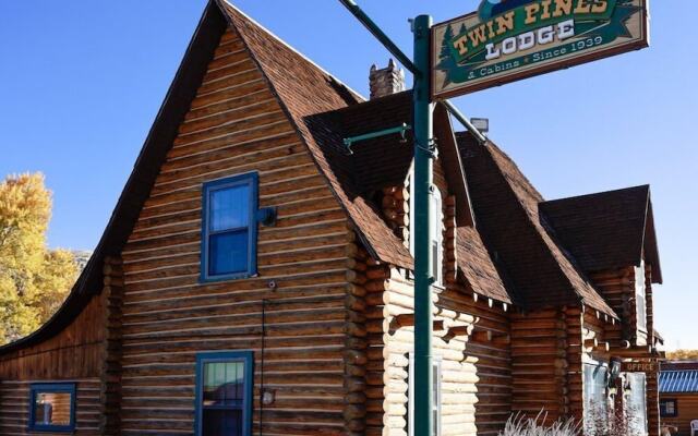 Twin Pines Lodge & Cabins