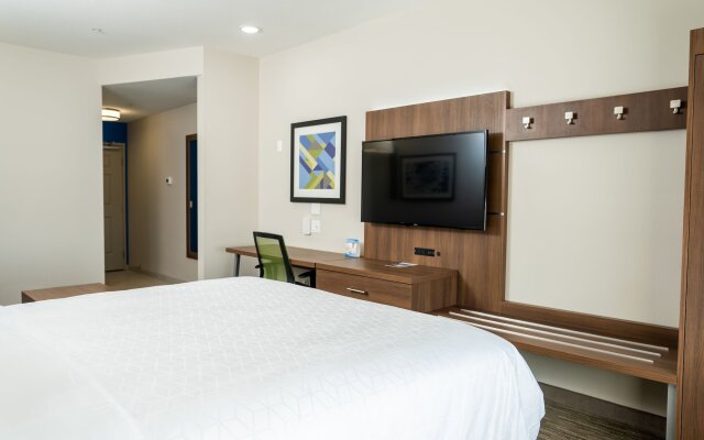 Holiday Inn Express & Suites Lake Forest, an IHG Hotel