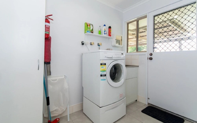 Lowset home on the canal - Dolphin Dr, Bongaree