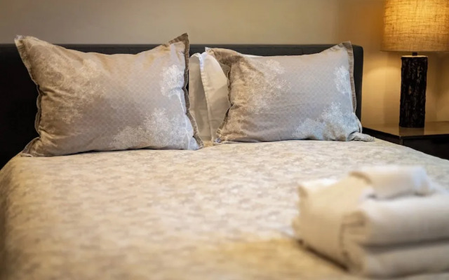 Tahoe Woods Villa - Walk to Beach and Gondola/ Heavenly Ski