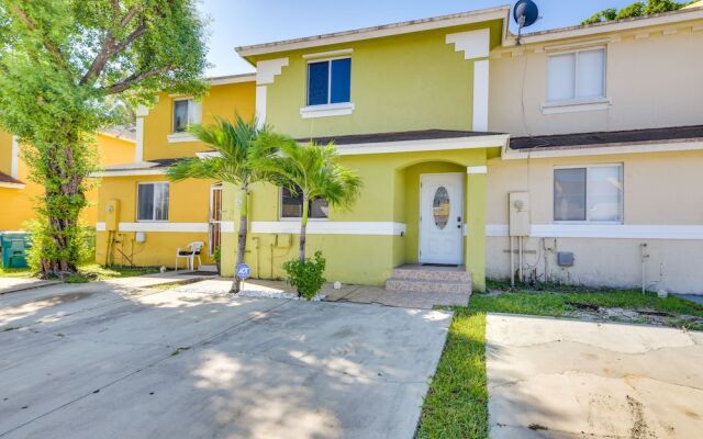 Opa-locka Townhome, 15 Mi to Miami Beach!