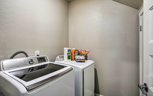 Pet-friendly Elk Grove Retreat w/ Balcony!