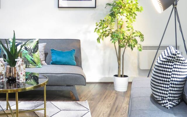 Tudors eSUites Birmingham Apartments Terrace and Private Parking