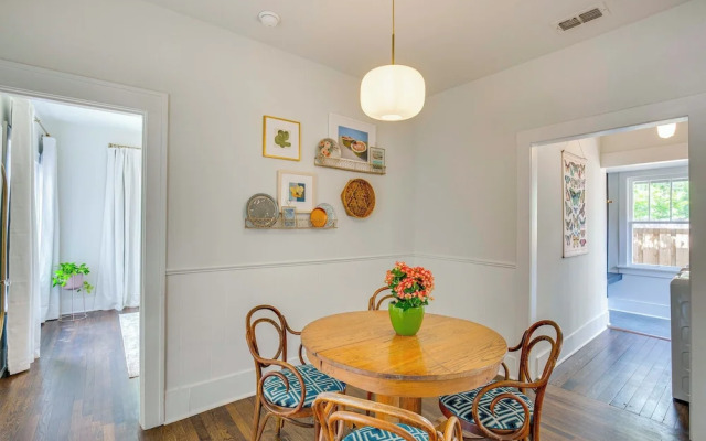 Walk to Bergfeld Park: 1928 Azalea District Home