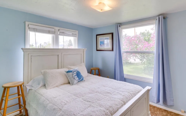 Pet-friendly Home w/ Yard & Mountain Views!