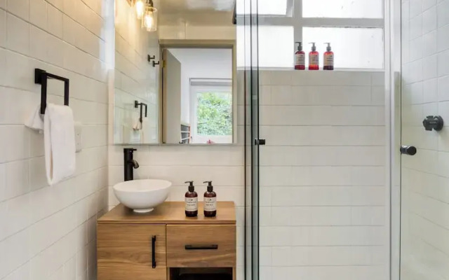 Comfy Apartment with Leafy Views by Tasman