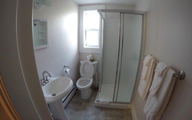 Admiral's Quay Motel & Suites