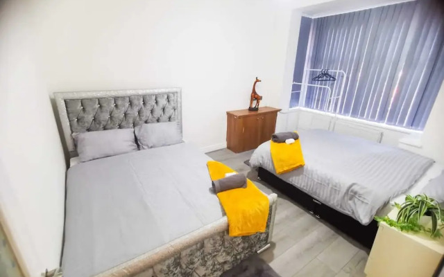 Charming 4-bed House in Manchester