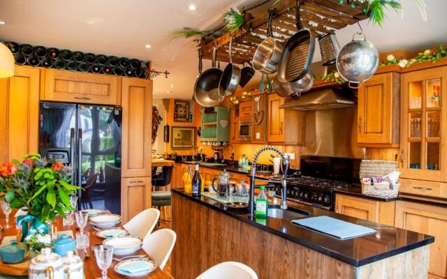 1 Bed LUX garden flat Central Bournemouth Parking