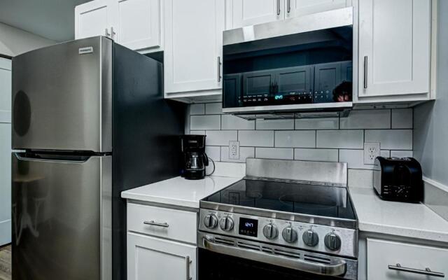 Stylish 1BR Condo 1 Mile To Downtown