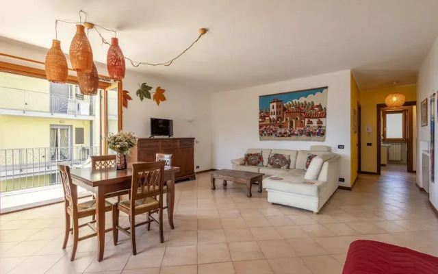 Spacious Apartment With Terrace by Wonderful Italy