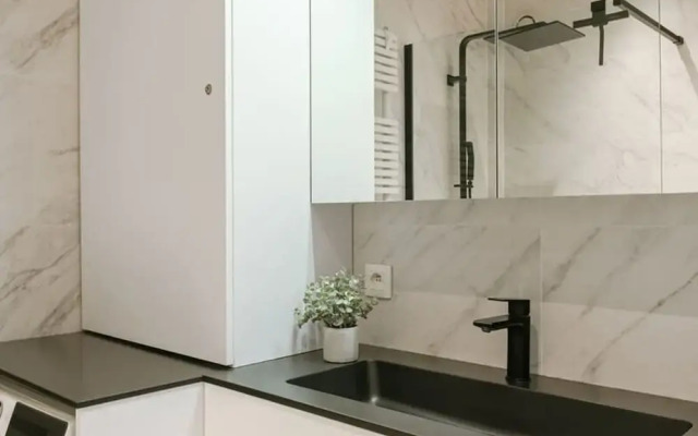 Centrally Located Modern Apartment With Parking