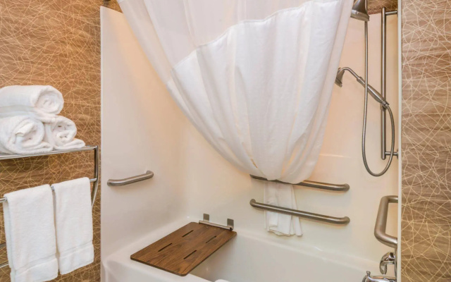 Holiday Inn Express & Suites Bucyrus by IHG