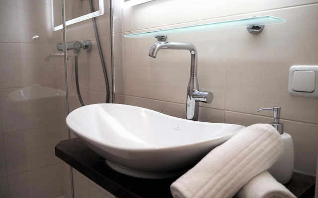 Anastacia Premium Apartment FREE Parking & Self Check-in