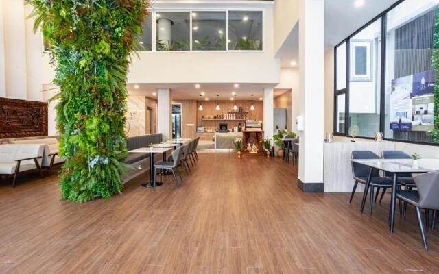 Joli Hotel