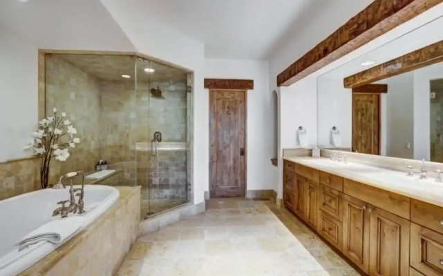 5 Bedroom Luxury Townhome in Lionshead Village