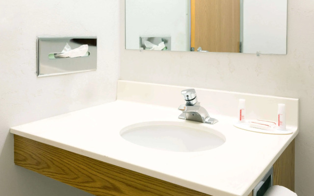 Rodeway Inn & Suites Jacksonville near Camp Lejeune