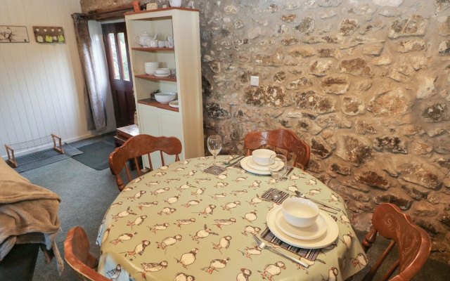 8 Rogeston Cottages