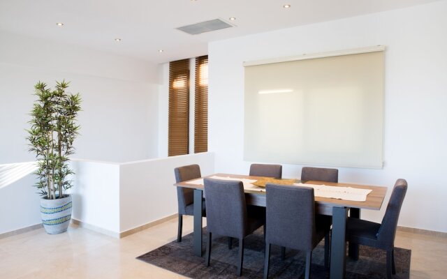 Important Group Villa Green