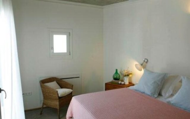 Kamaroti Suites Hotel