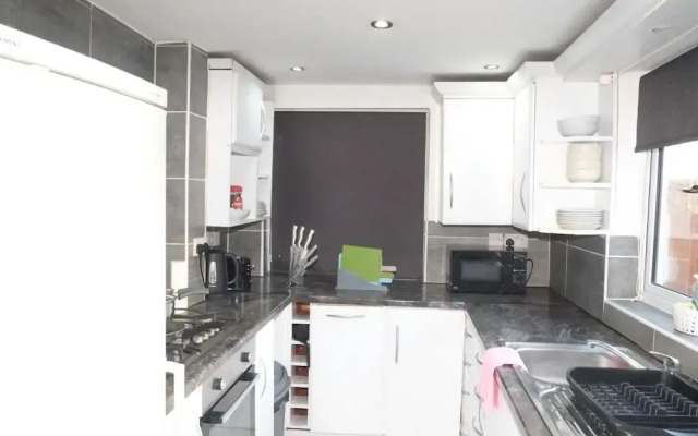 Nottingham - 5 Beds - Sleeps 11 - Garden - Parking