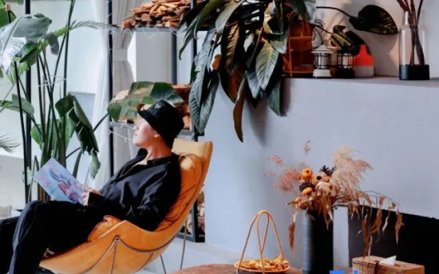 Floral Lux  · Yungu Designer Villa, Dali – People – Dali