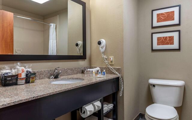 Comfort Inn & Suites Pauls Valley - City Lake