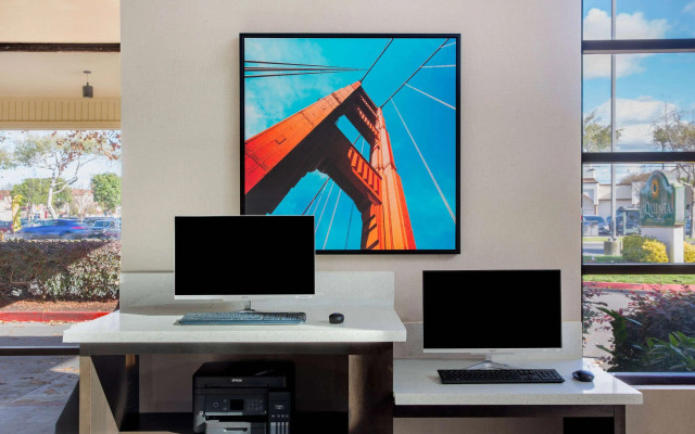 La Quinta Inn & Suites by Wyndham Oakland - Hayward