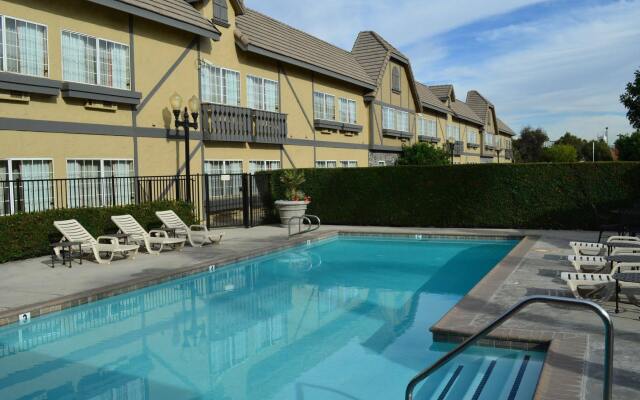 Folk Inn Ontario Airport