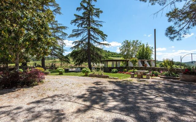 Secluded Apartment in Rapolano Terme with Garden