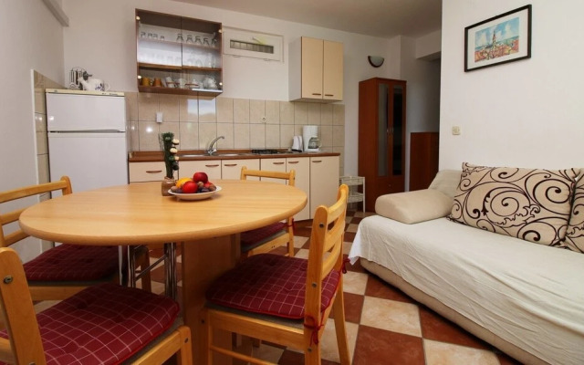 Elvi - Amazing Position & Parking - A2