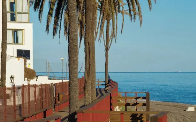 1 Line Beachfront Apartment With Stunning sea View